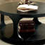Table de bout style transitionnel avec finition noire antique et structure audacieuse 1pc avec tablette de rangement supplémentaire
