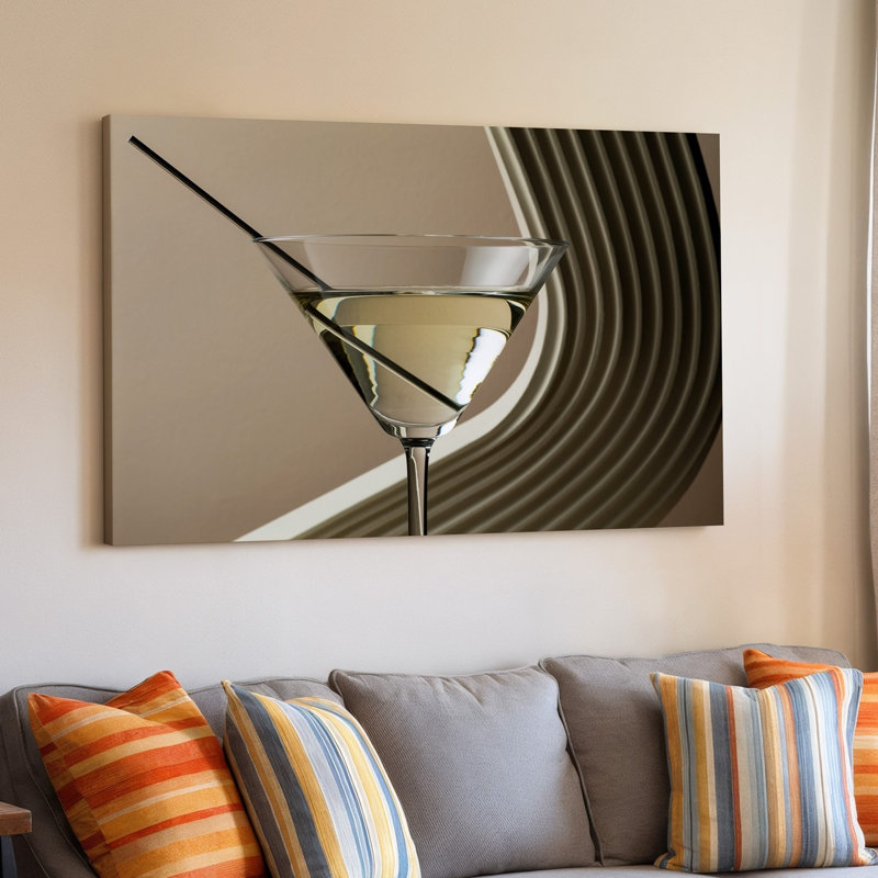 Toile Un élégant verre à martini élégant rempli d'un art mural translucide pâle scintille sous un doux éclairage diffus reflétant l'art mural sur toile
