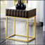 Table d'appoint de style contemporain avec structure en métal, tiroirs dissimulés et pieds en acier doré pour un rangement et une présentation élégants