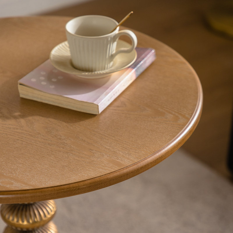 Table de bout à piédestal rond 23,6 po avec support en métal naturel et doré pour salon et chambre à coucher