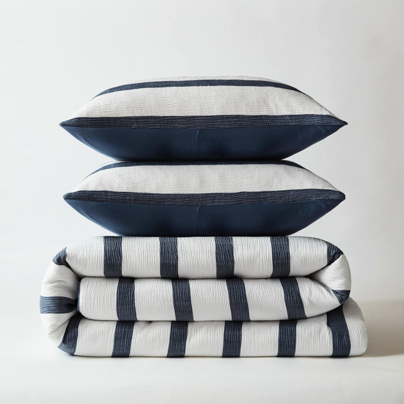 Édredon rayé à 3 teintes pour lit double / grand lit, aspect froissé doux, rembourrage intégral, revers en microfibre brossée, esthétique côtière contemporaine bleue,