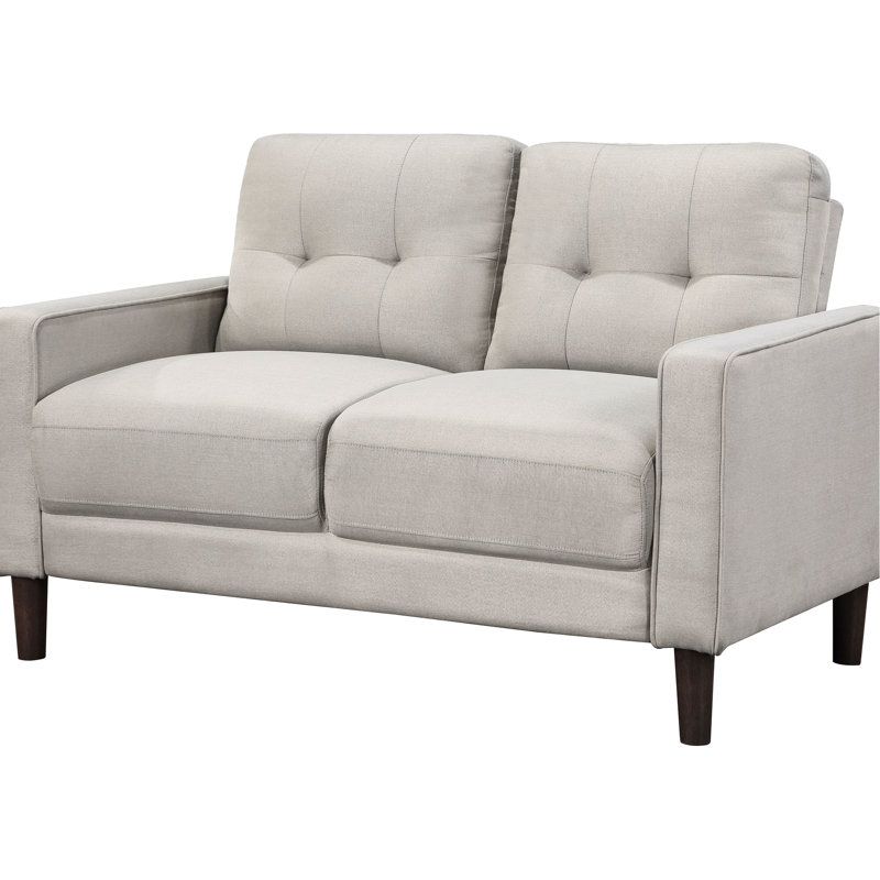 Petit revêtu de tissu d'ameublement beige avec dossier autoportant, dossier quadrillé et accoudoirs fins, pour les espaces de vie principaux