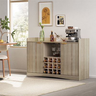 Armoire à vin cannelée moderne de 47 po - 9 porte-verres et 12 supports à bouteilles - Buffet à liqueur et à café - 2 portes pour la salle à manger ou le salon - couleur bois naturel
