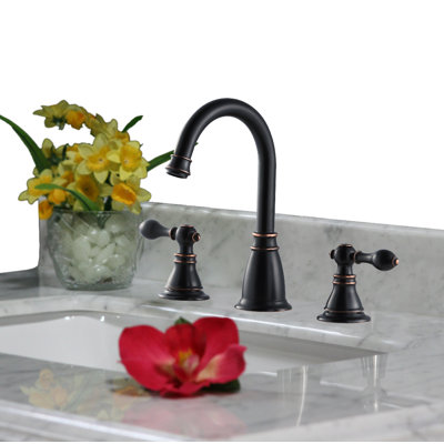 Robinet de salle de bain espacé avec ensemble de drain