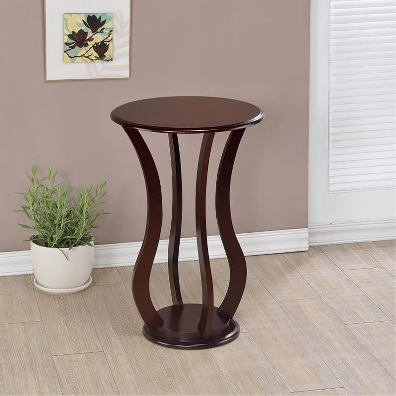Table d'appoint en cerisier avec charme enchanteur