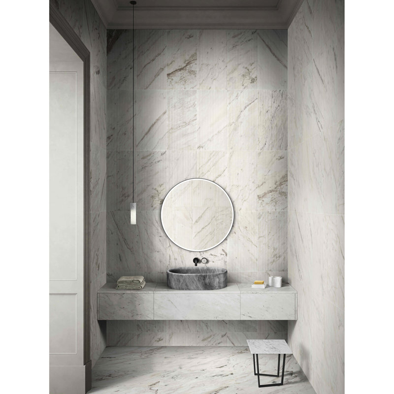 Vasque de salle de bain en pierre naturelle grise, contours lisses, bassin spacieux, finitions artisanales