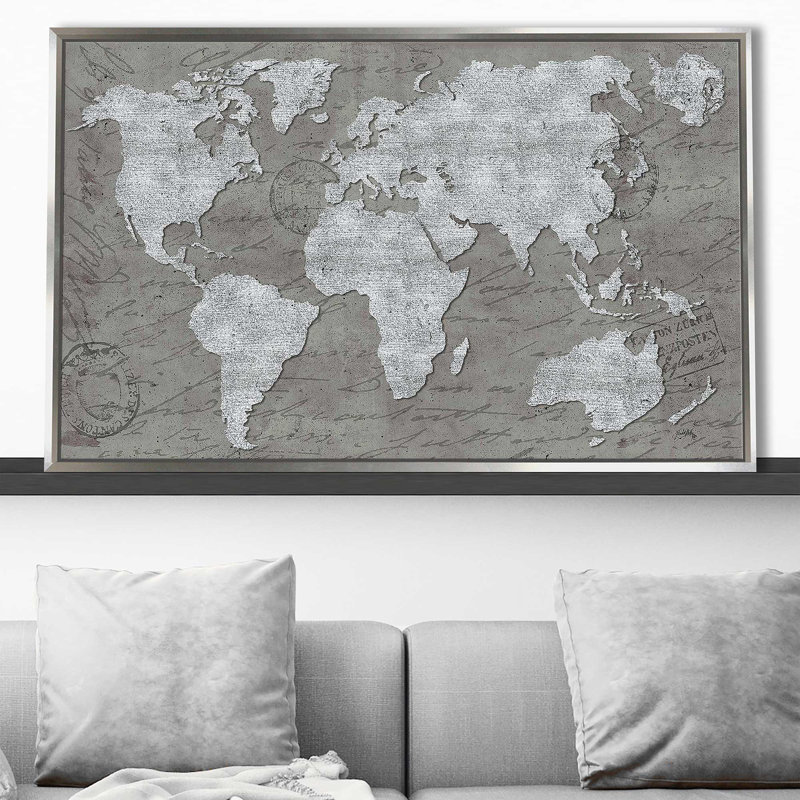 «World Map on Script» par Elizabeth Medley - impression, H 39,5 po x l 63,5 po x P 2 po, Cadre flottant argent
