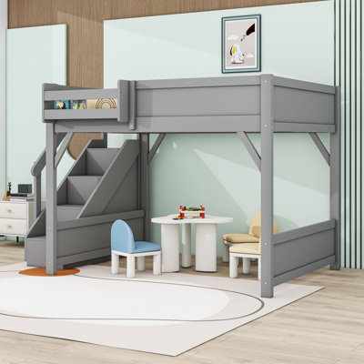 Lit mezzanine en bois avec garde-robe intégré, escalier et rangement à côté de la tablette