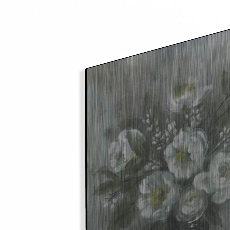 «White Floral Vase» par Leslie Trimbach, art mural en métal, 16 po x 24 po