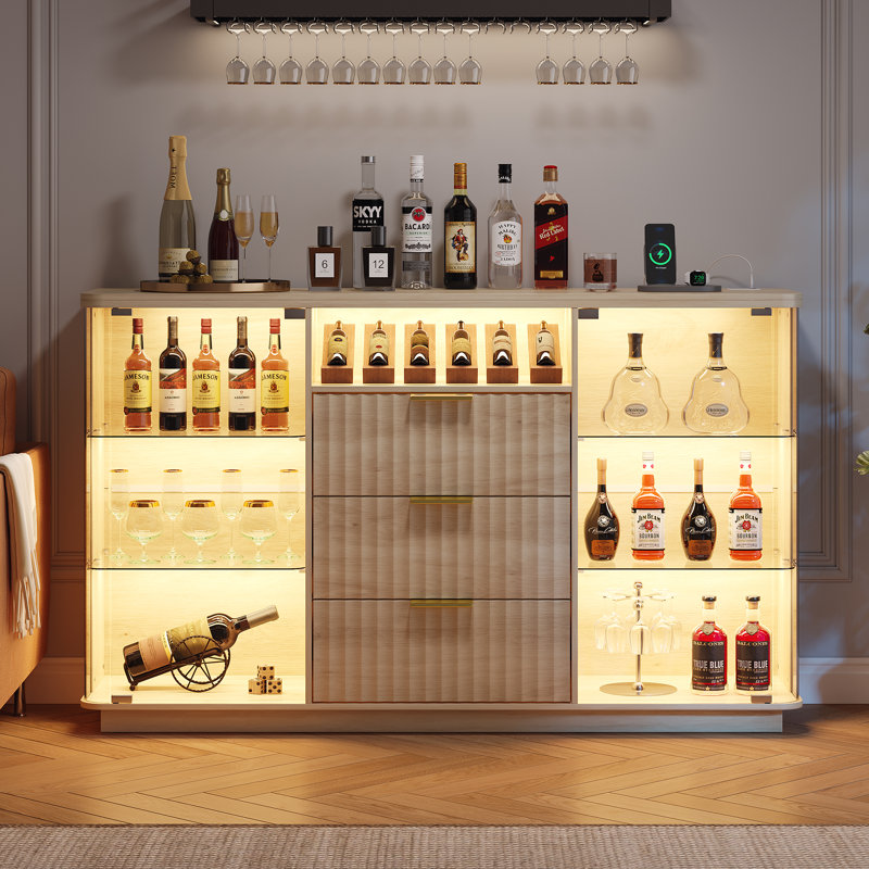 Buffet moderne avec vitrines à DEL et tiroirs cannelés, Chêne