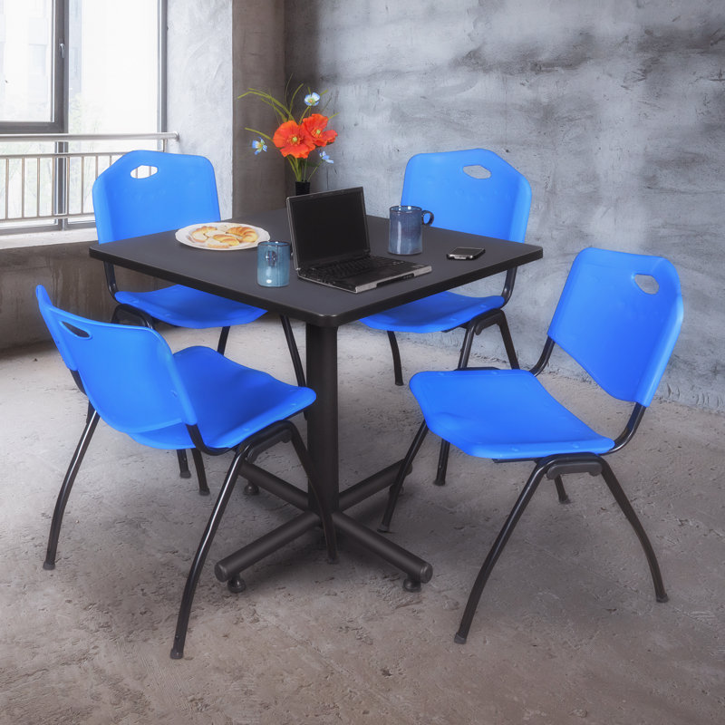 Table de salle de repos carrée Nicklo, chaises empilables 4 M, Gris, Bleu, 36 po