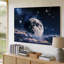 Toile dans un vaste tableau cosmique, une lune surdimensionnée lumineuse domine le centre supérieur de sa surface rugueuse-1857861044