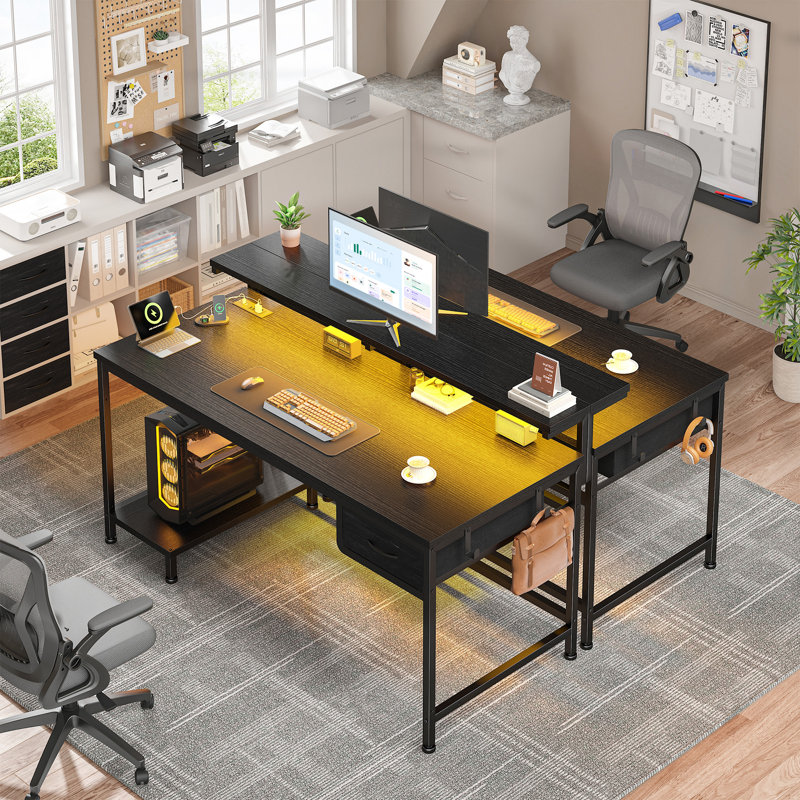 Petit bureau d'ordinateur de bureau à domicile avec prise de courant et support pour unité centrale, bureau de jeu avec support pour écran et lumières DEL