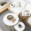 Ensemble 2 tables basses gigognes à plateau blanc et gris, cadre doré, tables rondes en marbre et motif circulaire, salon, chambre à coucher, appartement, table de chevet simple, industrielle