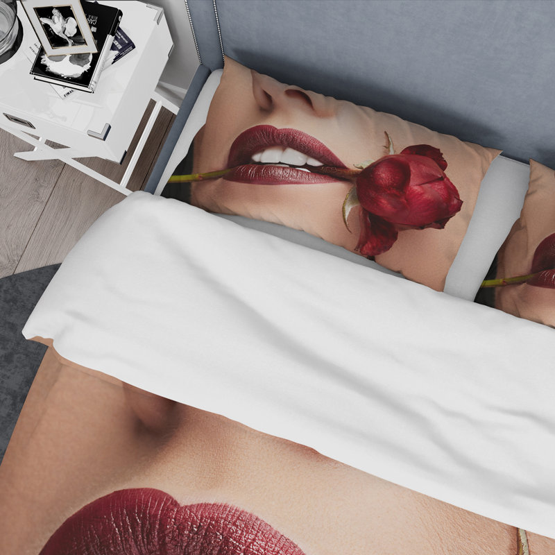 Femme avec rouge à lèvres rouge tenant une rose dans la bouche - Ensemble de housse de couette moderne - Microfibre de polyester