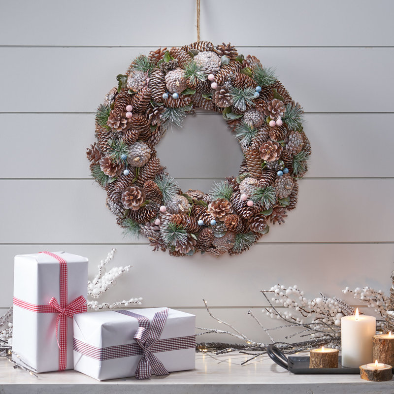 Couronne de Noël en forme de pomme de pin scintillante 18,5 po Christmas, Naturel / Blanc