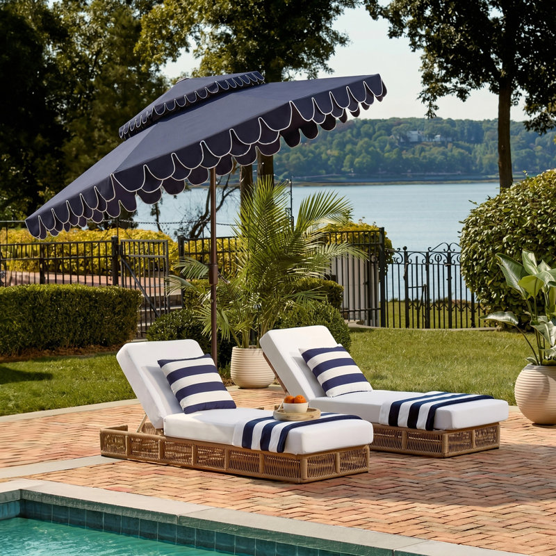 Parasol d'extérieur festonné inclinable 101 po Poppy, Bleu marine/blanc