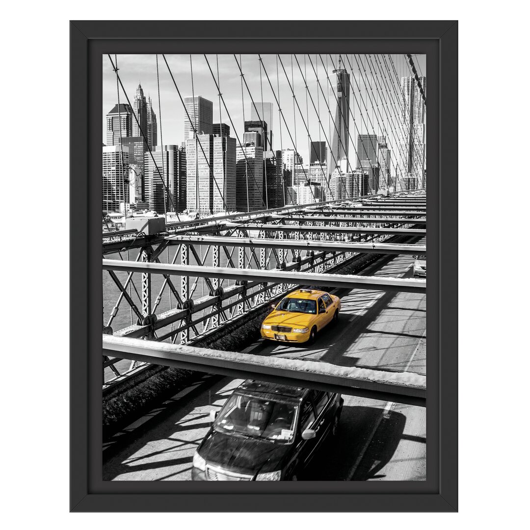 Gerahmtes Wandbild Gelbes Taxi in New York auf Brücke