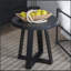 Table basse élégante et fonctionnelle avec surface arrondie et structure moderne à pieds croisés