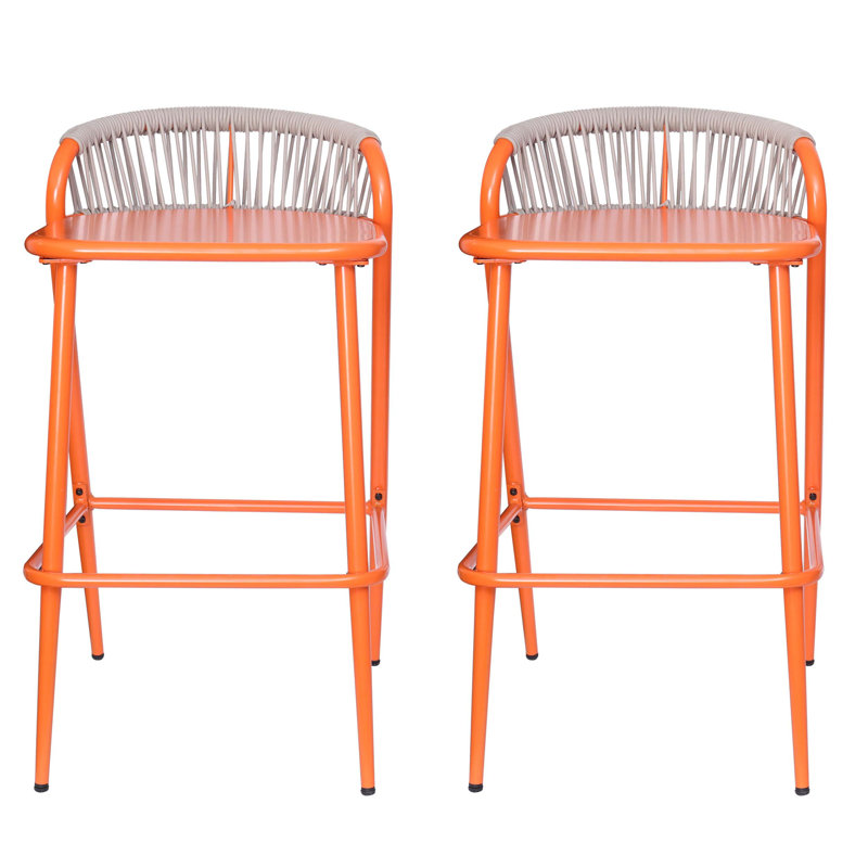 Tabourets de bar d'extérieur à structure en aluminium avec dossier en forme de pétoncle et repose-pieds intégré, ensemble de deux pour des rassemblements décontractés