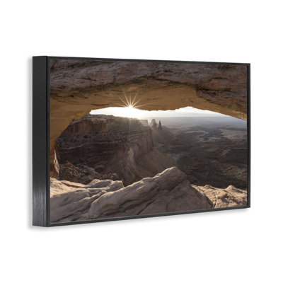 «Peeking Through Desert Arch», art de la giclée encadrée par Danita Delimont