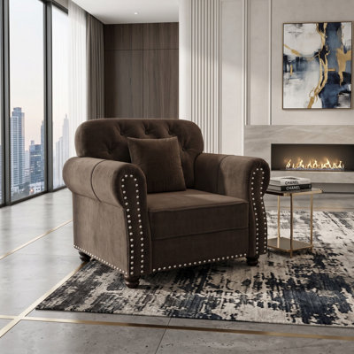 Canapé Chesterfield en velours de style moderne du milieu du siècle, avec accoudoirs arrondis, capitonnage à boutons et garniture cloutée.