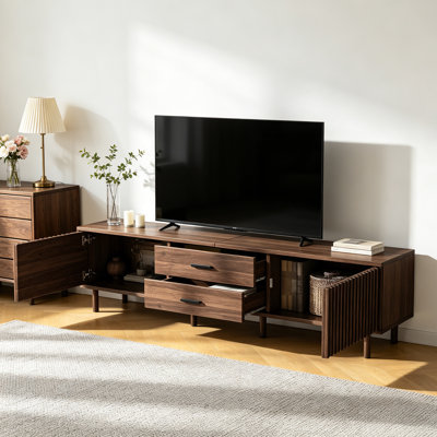 Meuble télé 70 po à grain de bois brun foncé avec pieds en bois massif, grand meuble de rangement avec portes cannelées, pouvant accueillir un téléviseur de 80 po ou moins, console média moderne minimaliste