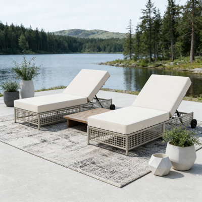 Chaise longue d'extérieur en rotin avec dossier réglable à 5 vitesses, coussin et roues, fauteuil inclinable mobile pour la cour et la piscine (coussin beige + blanc crème)