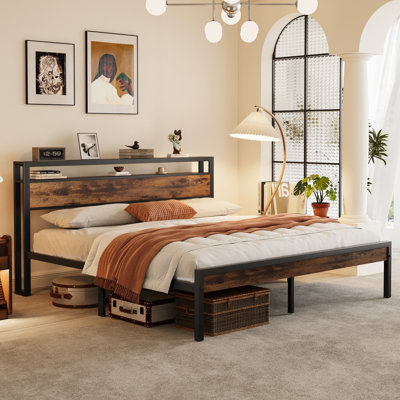 Structure de lit très grand avec tête et pied de lit en bois, lit plateforme en métal, capacité de 1 000 lb, convient pour un matelas de 80 po x 76 po, assemblage facile et conception sans bruit