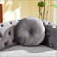 Luxueux canapé Chesterfield en velours avec coussins ronds, clous en cuivre, boutons touffetés et pieds en métal pour des espaces de vie élégants