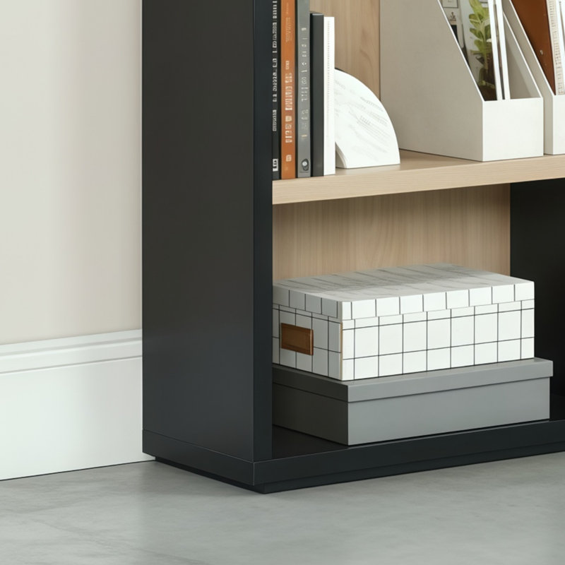 La bibliothèque arquée à cinq niveaux noire présente un design élégant et une finition texturée, combinant à la fois le rangement et l'esthétique décorative.