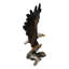 Grande figurine d'aigle à tête blanche avec des ailes déployées prenant son envol d'une branche d'arbre