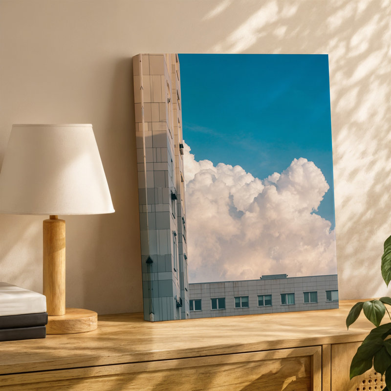 Toile, paysage urbain serein mettant en vedette un bâtiment moderne minimaliste dans un art mural au premier plan caractérisé par des lignes épurées et un art mural sur toile
