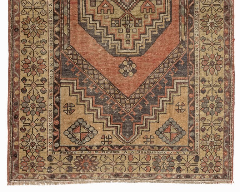 Tapis turc vintage fait à la main avec motif de médaillon géométrique