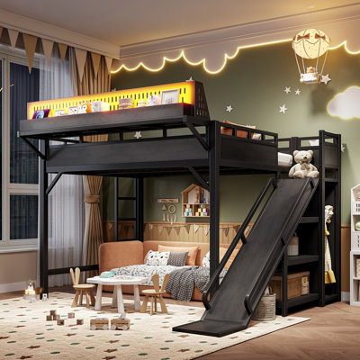 Grand lit mezzanine en métal avec glissade, garde-robe intégrée, tablettes de rangement, ports de chargement USB, lumières DEL, panneau perforé et garde-corps pleine longueur, noir