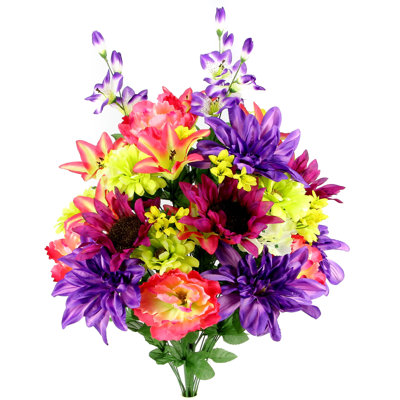 Fleur artificielle mélangée à un buisson de verdure