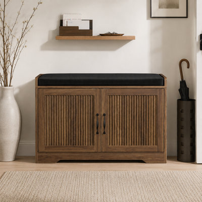 Banc de rangement transitionnel pour chaussures avec dessus rembourré et portes d'armoire pour vestibule et vestibule