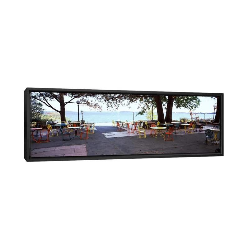 Chaises vides avec des tables dans un Campus, Université du Wisconsin, Madison, Dane County, Wisconsin, États-Unis par Panoramic Images - Reproduction giclée sur toile tendue avec châssis