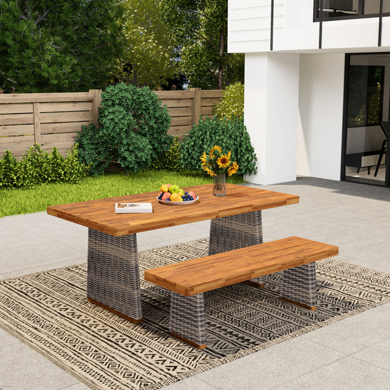 Table de salle à manger en bois gris avec table et banc