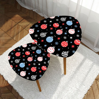 Ensemble de 2 tables basses gigognes triangulaires modernes, décorées de flocons de neige et de motifs de Noël colorés. Style vintage noir. Table d'appoint empilable, idéale pour le salon, la chambre ou un appartement. Décoration intérieure.
