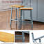 Tabouret de bar de cuisine, 65 cm de hauteur, en bois massif gris-bleu, avec repose-pieds et autres éléments de design.