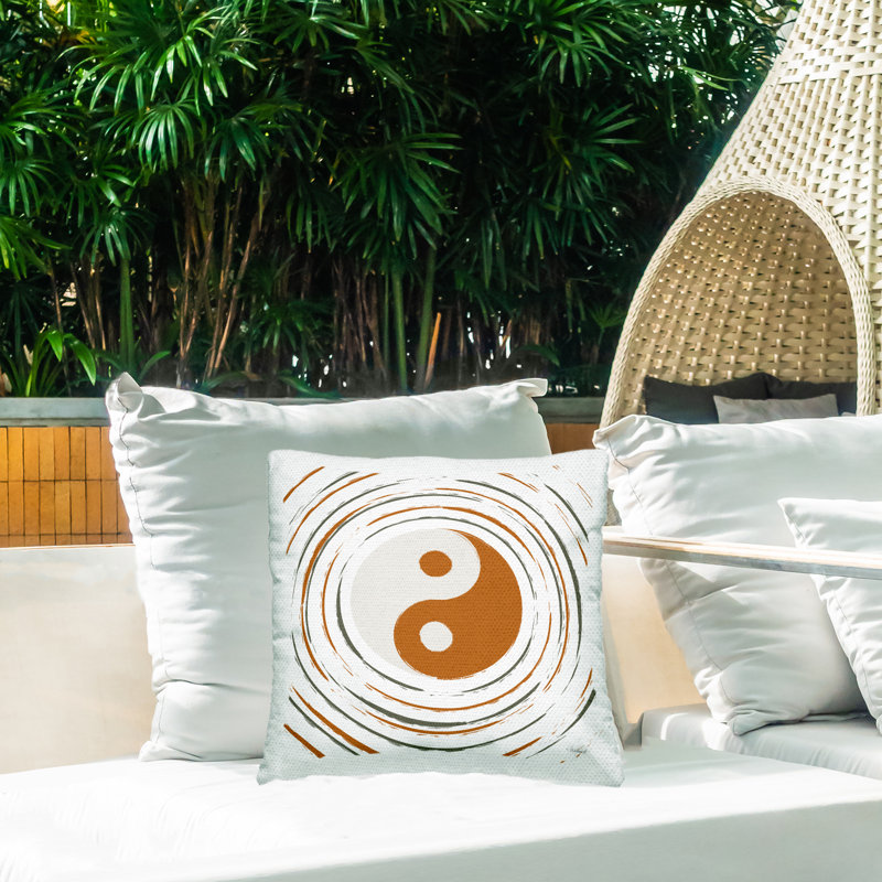 Coussin d'extérieur en forme de symbole spirituel Yin Yang par Martina Pavlova