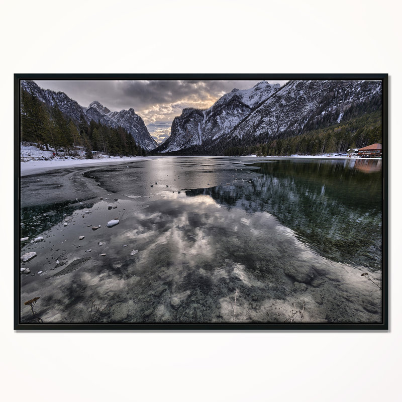 «Black Icy Mountain Lake with Snow», photographie, H 12 po x l 20 po x P 1 po, Toile avec cadre flottant