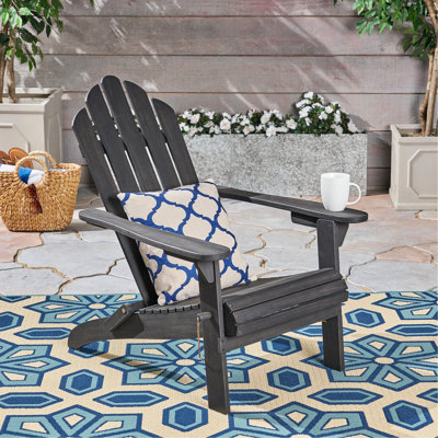 Chaise pliante d'extérieur gris foncé, en bois, 74,2 cm de large, 90 cm de profondeur, 95,5 cm de hauteur, avec assise inclinée et panneaux à lattes emblématiques. Couleur bois.