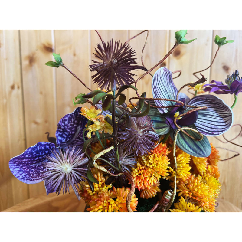 Arrangement de fleurs d'orchidées artificielles dans un vase en céramique