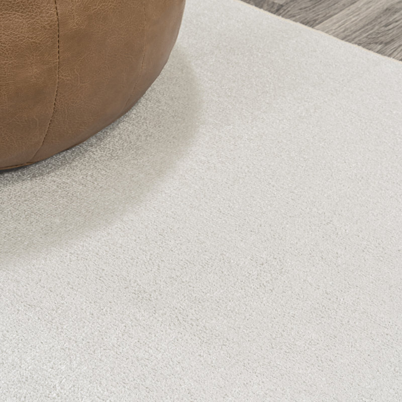 Yaniyah Classic Solid Low-Pile Machine-Washable Cream Rug, Rectangle 4' x 6'