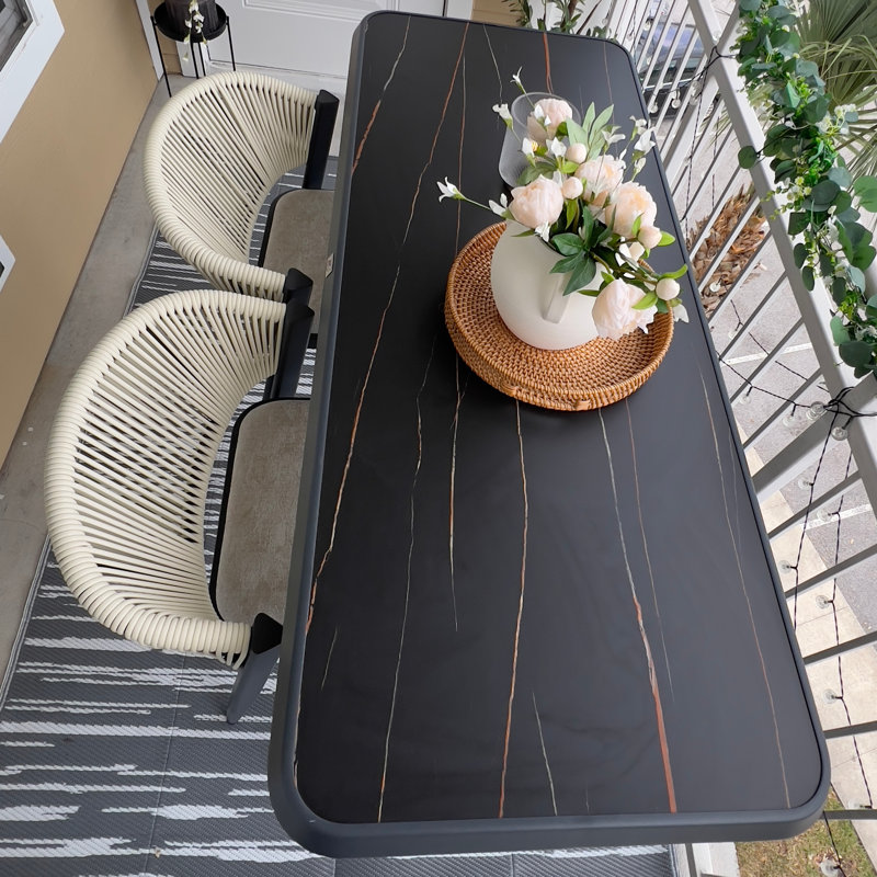 Table haute de bar rectangulaire Ivy Bronx, idéale pour terrasse, jardin ou balcon. Parfait pour les repas en plein air, les cafés, les petits déjeuners, les bistrots et les pubs.