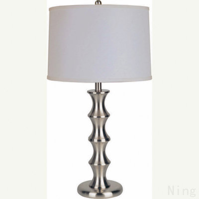 Grande lampe de table en acier 29,5 po avec finition nickel satiné et abat-jour en lin