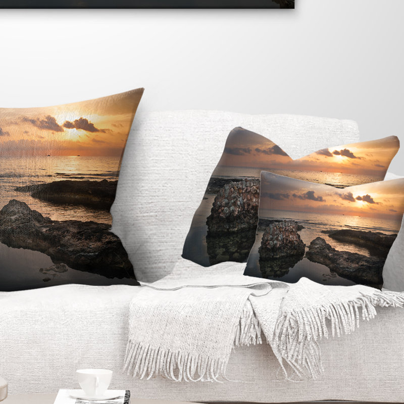 Coussin décoratif à imprimé plage sombre et ruines antiques - Sea & Shore, Rectangulaire, 12 po x 20 po