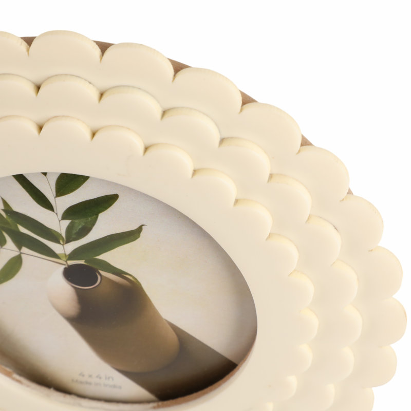 Sagebrook Home Ivory Scalloped 4X4 Round Photo Frame, Polyresin & Wood